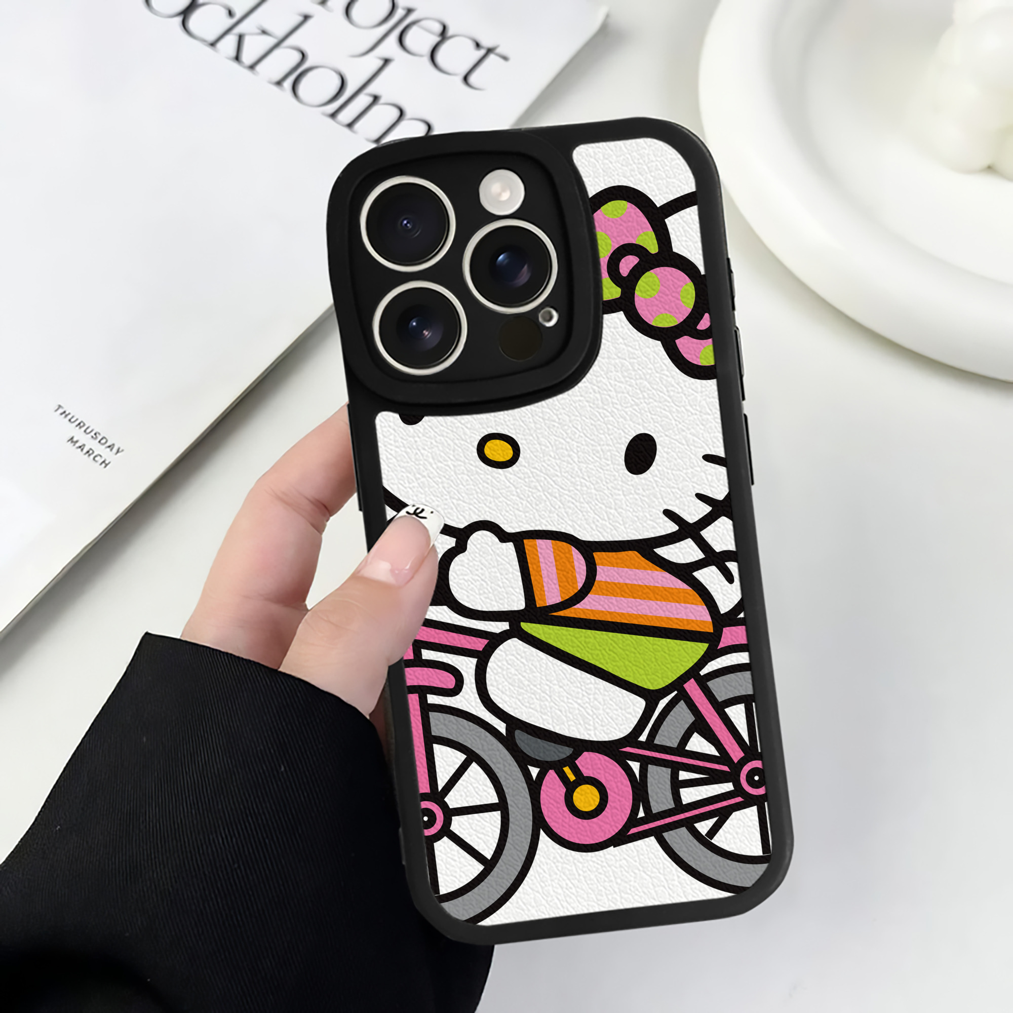 （画像用） Hello Kitty ハローキティ 【iPhone 16シリーズ対応】シリコンスマホケース（レザー調） 材質：シリコン